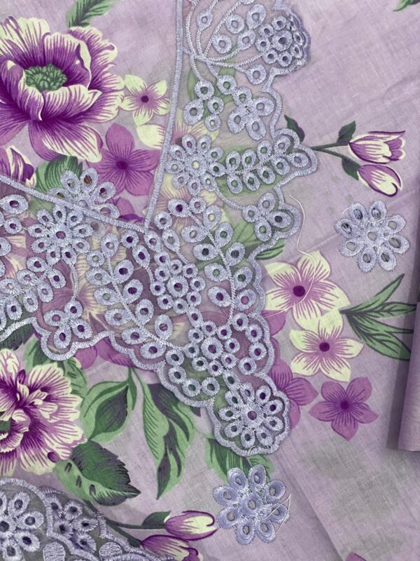 PRIMUIM LAWN CHIKANKARI IZNIK D9 - Image 3